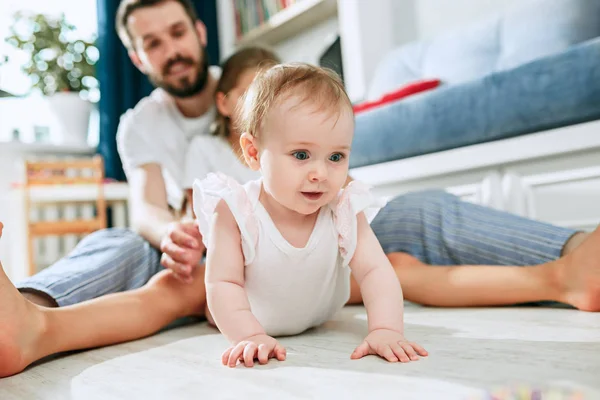 Orgoglioso padre che tiene la sua neonata figlia a casa — Foto Stock