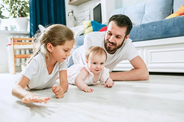 Orgoglioso padre che tiene la sua neonata figlia a casa — Foto Stock