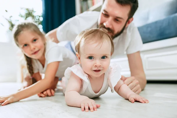 Orgulloso padre sosteniendo a su hija recién nacida en casa — Foto de Stock