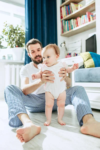 Father and his baby daughter at home — Stock Photo, Image