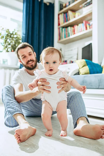 Padre e sua figlia a casa — Foto Stock