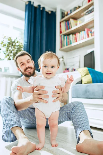 Padre y su hija en casa — Foto de Stock