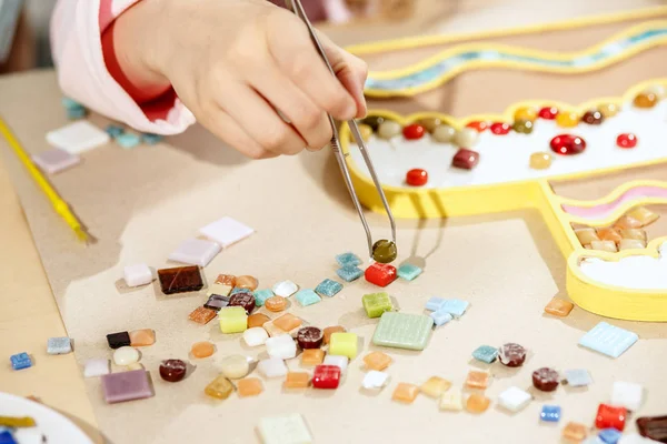 아이 들, 아 이들의 창의적인 게임을 위한 모자이크 퍼즐 예술. 모자이크를 재생 하는 두 자매 — 스톡 사진