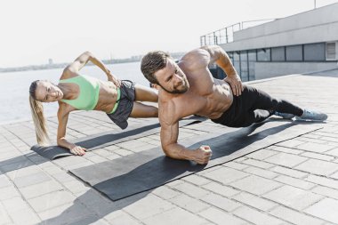 Uygun fitness kadın ve adam açık havada City'deki fitness egzersizleri yapıyor