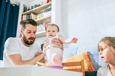 İyi genç adam yemek kahvaltı arıyor ve onu bebek kız evde besleme