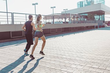 Oldukça sportif kadın ve adam city adlı koşu