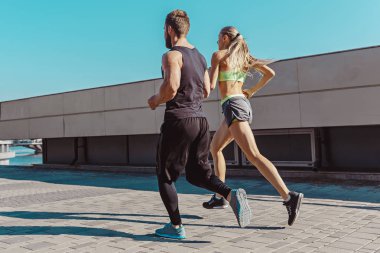 Oldukça sportif kadın ve adam city adlı koşu