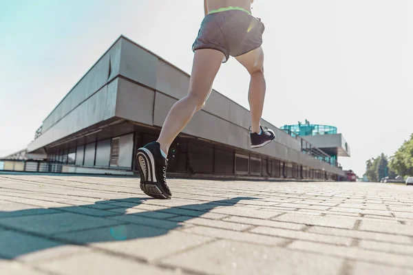 Ganska sportig kvinna jogging på city — Stockfoto