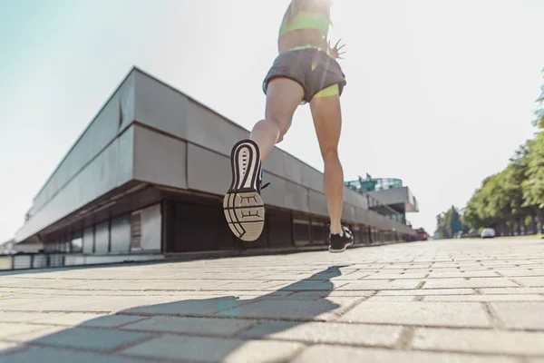 Ganska sportig kvinna jogging på city — Stockfoto