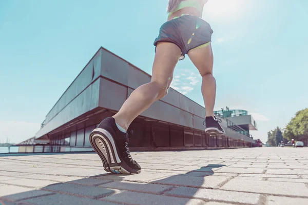 Ganska sportig kvinna jogging på city — Stockfoto