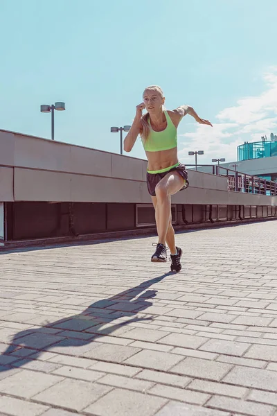 Ganska sportig kvinna jogging på city — Stockfoto