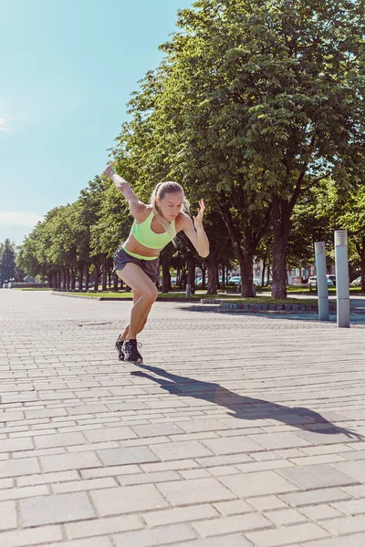 Mooie sportieve vrouw joggen op stad — Stockfoto