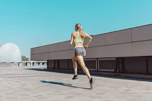 Ganska sportig kvinna jogging på city — Stockfoto