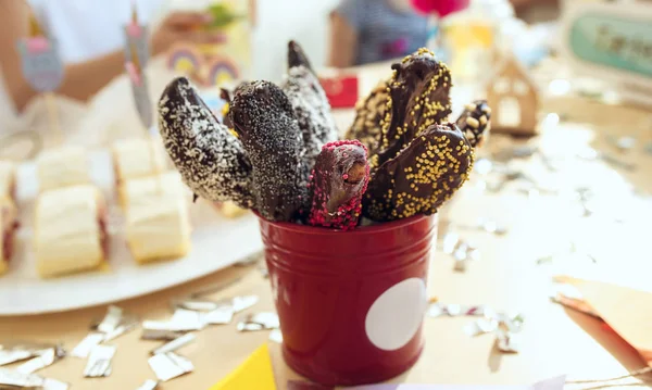 Mädchen Geburtstagsdekoration. Tischdekoration von oben mit Kuchen, Getränken und Party-Gadgets. — Stockfoto