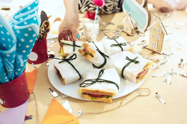 Mädchen Geburtstagsdekoration. Tischdekoration von oben mit Kuchen, Getränken und Party-Gadgets. — Stockfoto