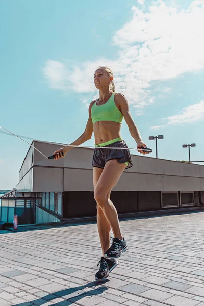 Apto mulher fitness fazendo exercícios de fitness ao ar livre — Fotografia de Stock