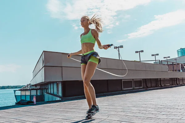 Fit fitness kvinna gör fitnessövningar utomhus — Stockfoto