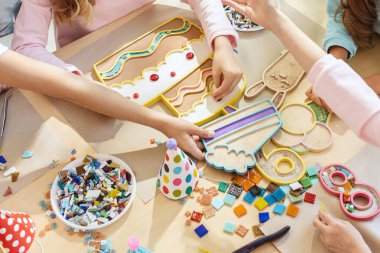 Mozaik puzzle sanat çocuklar, çocuk yaratıcı oyun için. iki kız kardeş mozaik oynuyorlar
