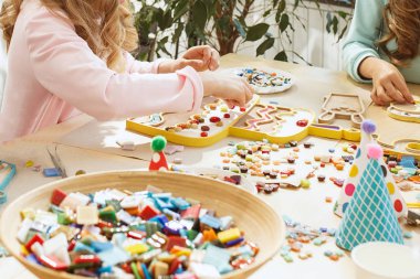 Mozaik puzzle sanat çocuklar, çocuk yaratıcı oyun için. iki kız kardeş mozaik oynuyorlar