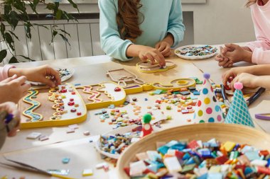 Mozaik puzzle sanat çocuklar, çocuk yaratıcı oyun için. iki kız kardeş mozaik oynuyorlar