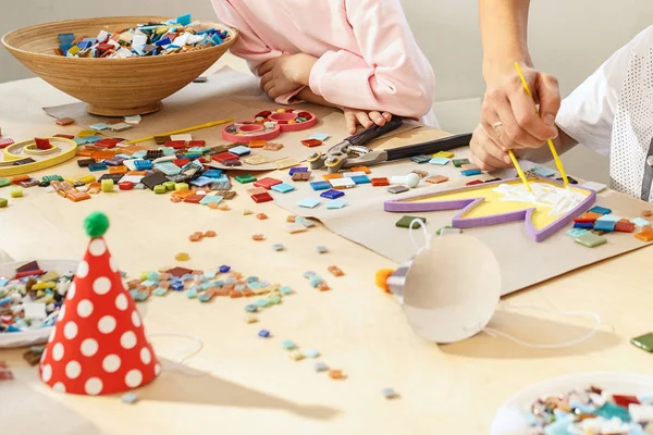 아이 들, 아 이들의 창의적인 게임을 위한 모자이크 퍼즐 예술. 모자이크를 재생 하는 두 자매 — 스톡 사진