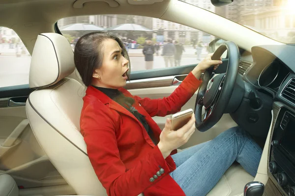 Jazdy Mieście Młoda Atrakcyjna Kobieta Jazdy Samochodem Zaskoczony Całkiem Kaukaski — Zdjęcie stockowe