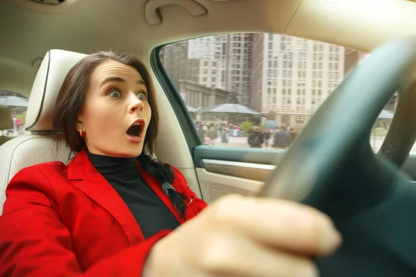 Conduciendo por la ciudad. Mujer atractiva joven conduciendo un coche —  Fotos de Stock