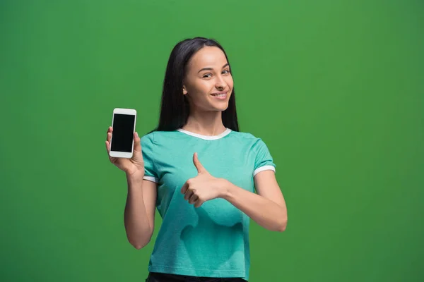 Portrét usmívající se žena zobrazeno prázdné smartphone obrazovky — Stock fotografie