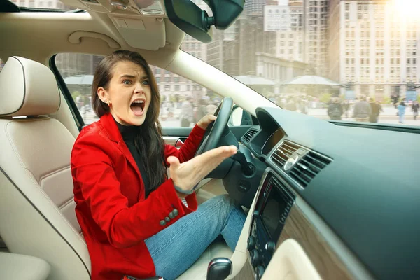 Jazdy po mieście. Młoda atrakcyjna kobieta jazdy samochodem — Zdjęcie stockowe