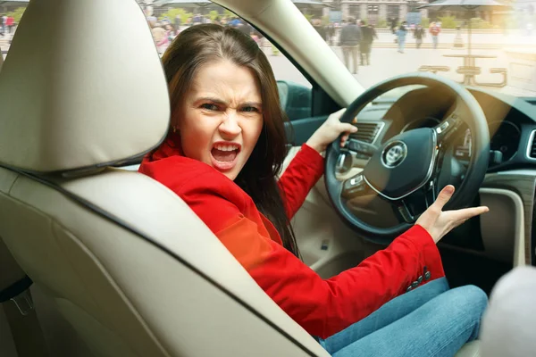 Conduciendo por la ciudad. Mujer atractiva joven conduciendo un coche — Foto de Stock