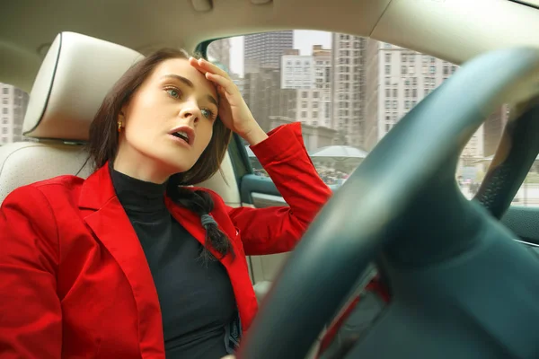 都市のまわりの運転。車を運転して若い魅力的な女性 — ストック写真