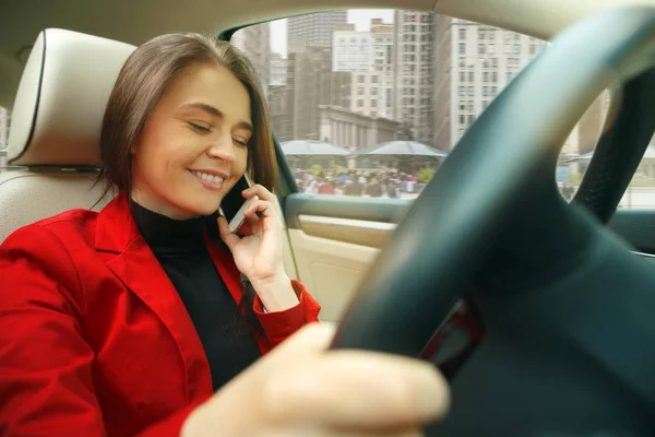 A conduzir pela cidade. Jovem mulher atraente dirigindo um carro — Fotografia de Stock