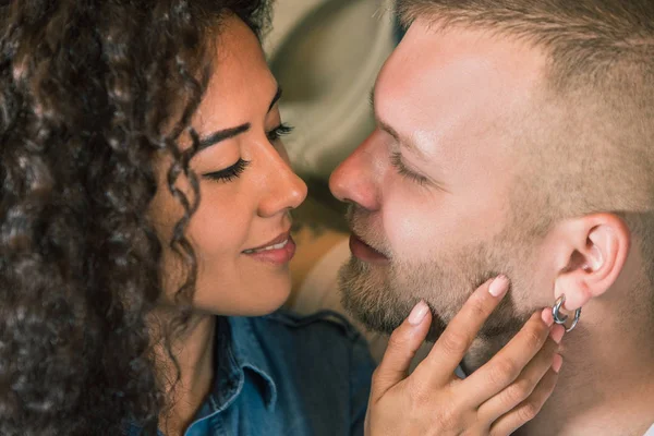 Belo jovem casal amoroso. Homem e mulher apaixonados. Menina e namorado juntos . — Fotografia de Stock