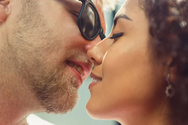 Belo jovem casal amoroso. Homem e mulher apaixonados. Menina e namorado juntos . — Fotografia de Stock