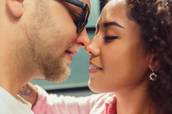 Belo jovem casal amoroso. Homem e mulher apaixonados. Menina e namorado juntos . — Fotografia de Stock