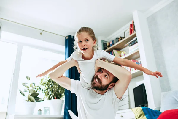 Vader en zijn zes jaar kid meisje thuis — Stockfoto