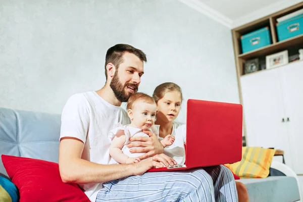 Padre e le sue figlie a casa — Foto Stock