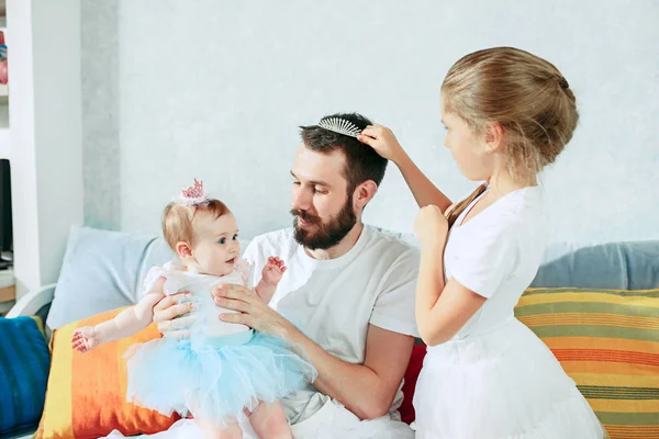 O pai feliz e suas filhas bebê em casa — Fotografia de Stock