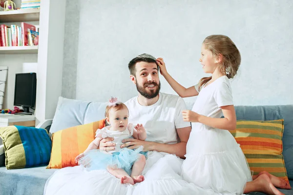 El padre feliz y sus hijas en casa —  Fotos de Stock