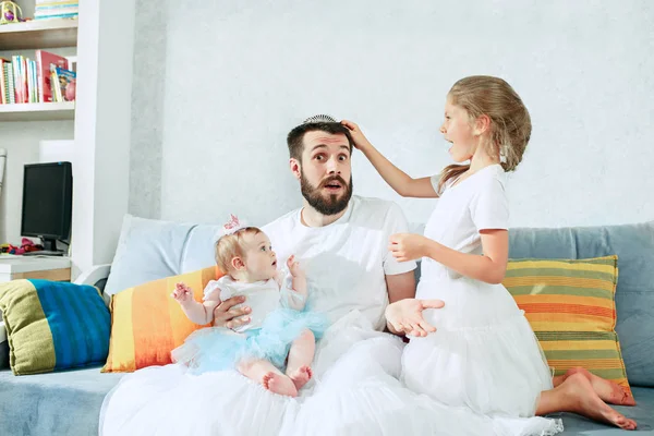 O pai feliz e suas filhas bebê em casa — Fotografia de Stock