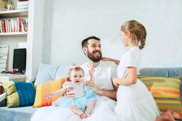 El padre feliz y sus hijas en casa —  Fotos de Stock