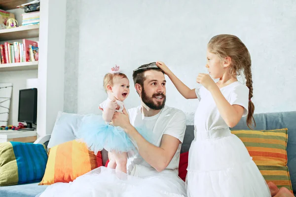 Šťastný otec a jeho dítě dcery doma — Stock fotografie