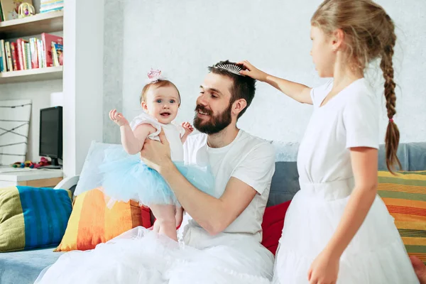 El padre feliz y sus hijas en casa — Foto de Stock
