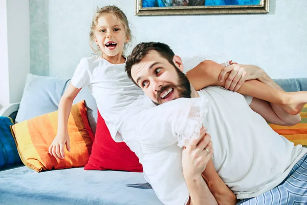 Vater und sein sechsjähriges Mädchen zu Hause — Stockfoto