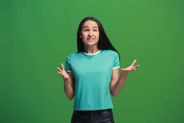 Prachtige vrouwelijke halve lengte portret geïsoleerd op groene studio achtergrondgeluid. De jonge emotionele verrast vrouw — Stockfoto