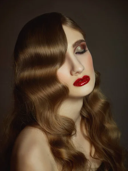 Close-up indoor portret van mooi meisje met kleurrijke haren. Studio shot van gracieuze jonge vrouw met lang kapsel — Stockfoto