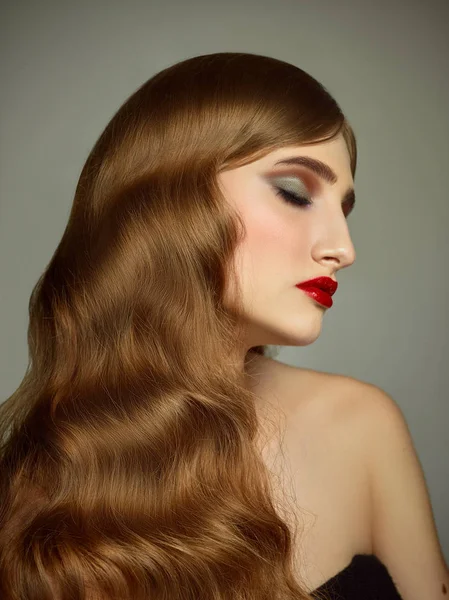 Närbild inomhus porträtt av härlig tjej med färgglada hår. Studio skott av graciösa ung kvinna med lång frisyr — Stockfoto