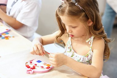 Mozaik puzzle sanat çocuklar, çocuk yaratıcı oyun için. iki kız kardeş mozaik oynuyorlar