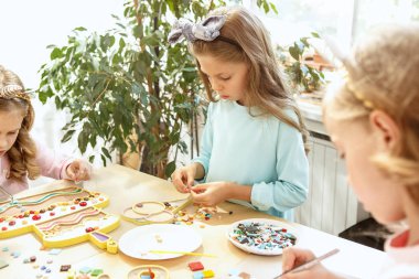 Kız Doğum günü süsleri. Tablo ayarı kek, içecekler ve parti becerikli alet.