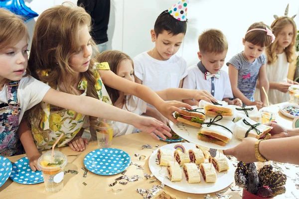 Décorations d'anniversaire de fille. réglage de table avec gâteaux, boissons et gadgets de fête . — Photo